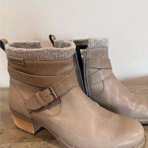 Merrill waterproof Taupe Leather Ankle Boots with Knit Collar J003886